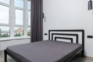 Białe ściany – co symbolizuje ta czystość w sypialni?