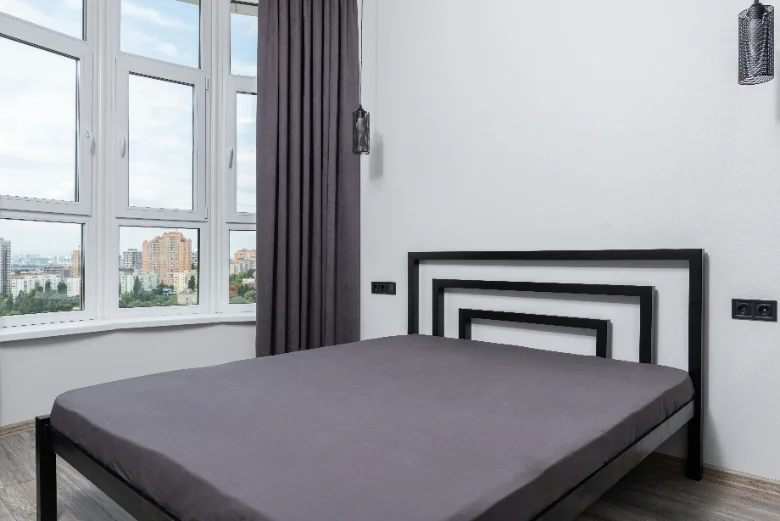 Białe ściany – co symbolizuje ta czystość w sypialni?