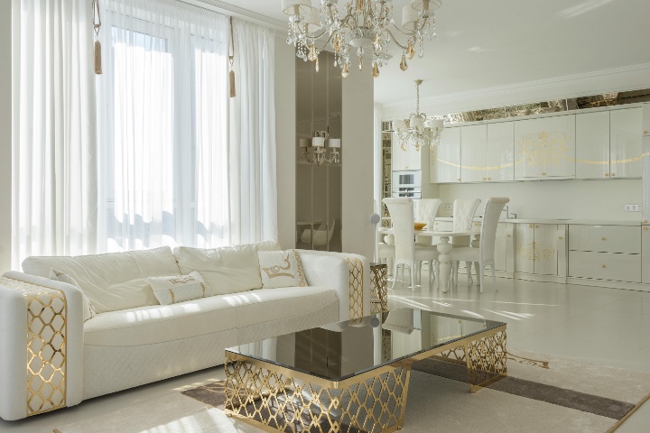 Jak wprowadzić złote dodatki do salonu i stworzyć luksusowe wnętrze?