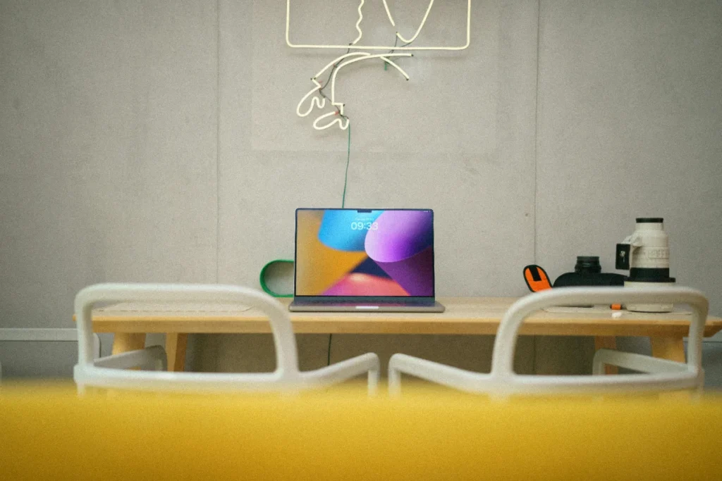 Szare ściany w salonie – jak wpływają na Twój spokój?