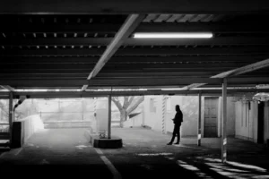 Jak zbudować wiatę garażową? Instrukcja krok po kroku