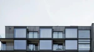 Szkło przydymione w dekoracji wnętrz – eleganckie dodatki i oświetlenie